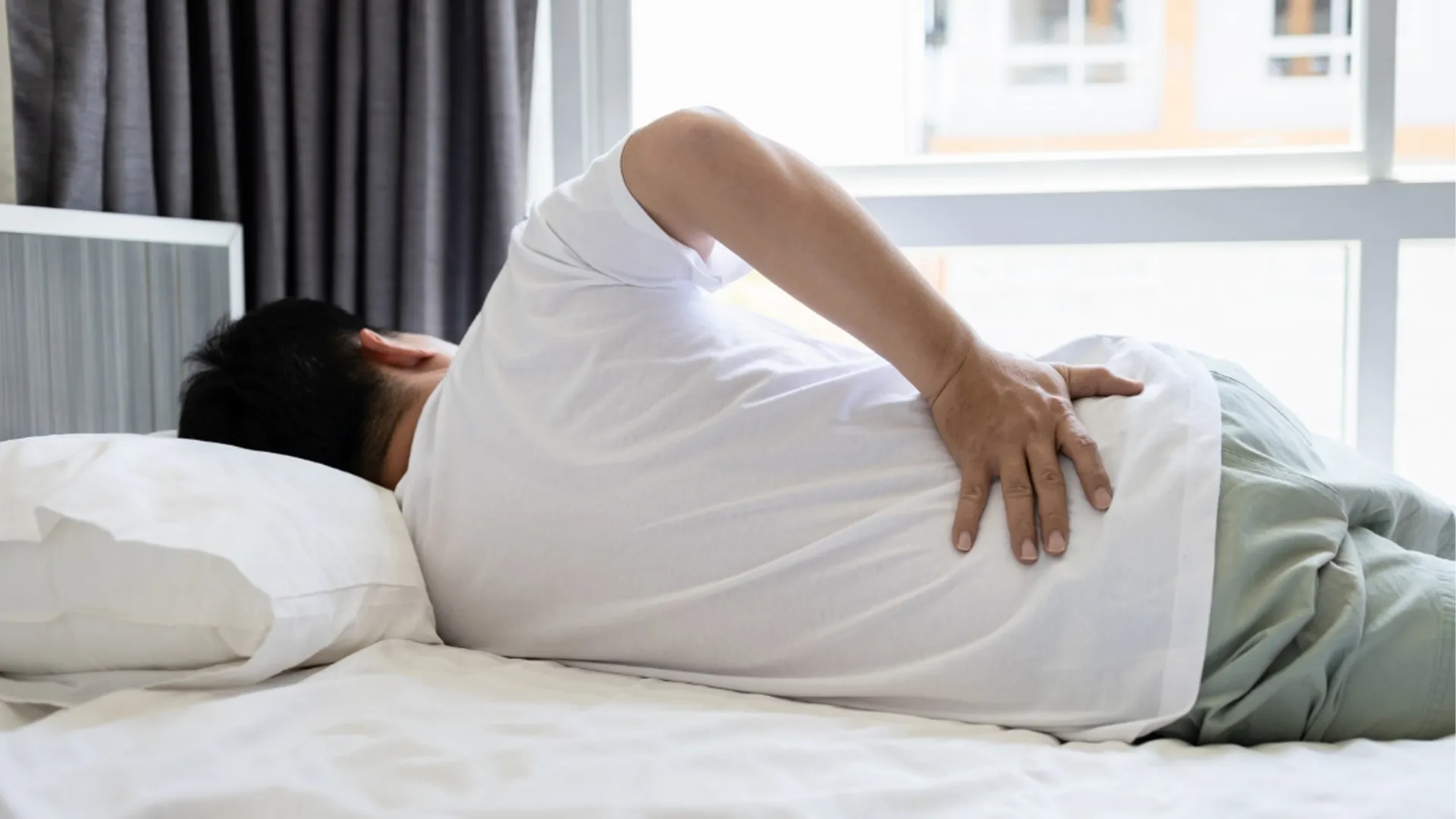 کمردرد مرد در رختخواب