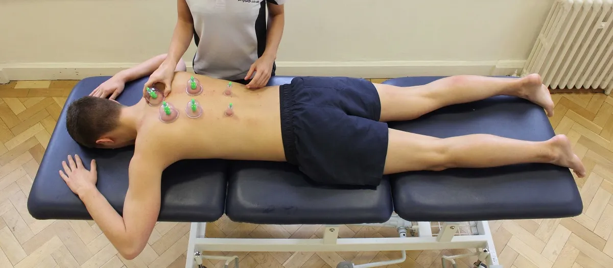 بادکش مرد دراز کشیده