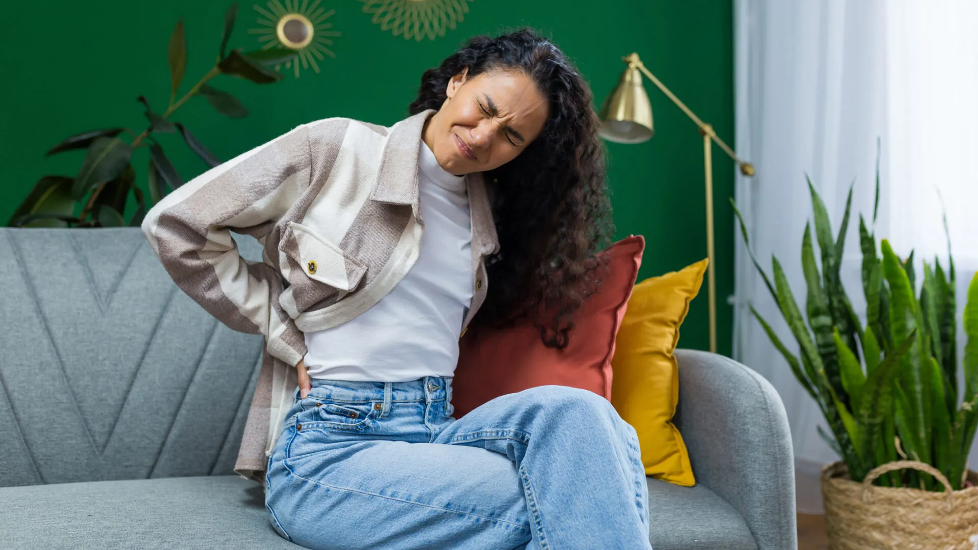 کمردرد دختر نشسته روی مبل