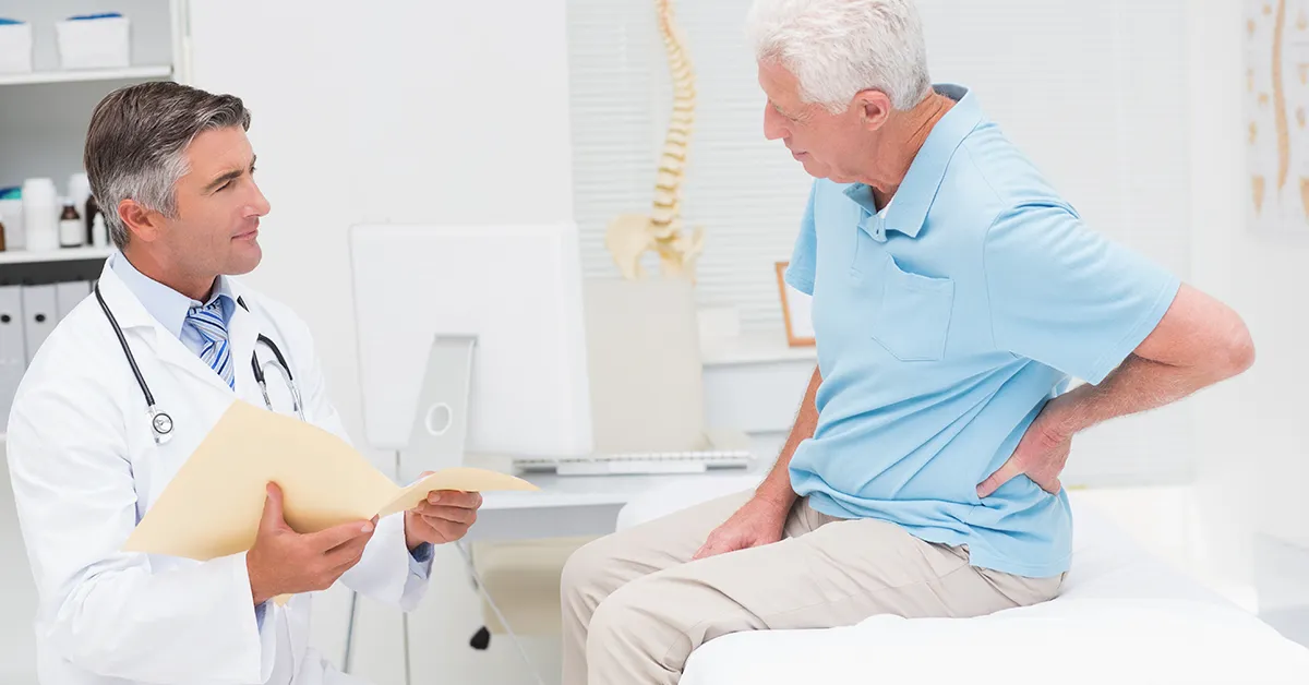 صحبت دکتر با پیرمرد نشسته روی تخت و دست به کمر