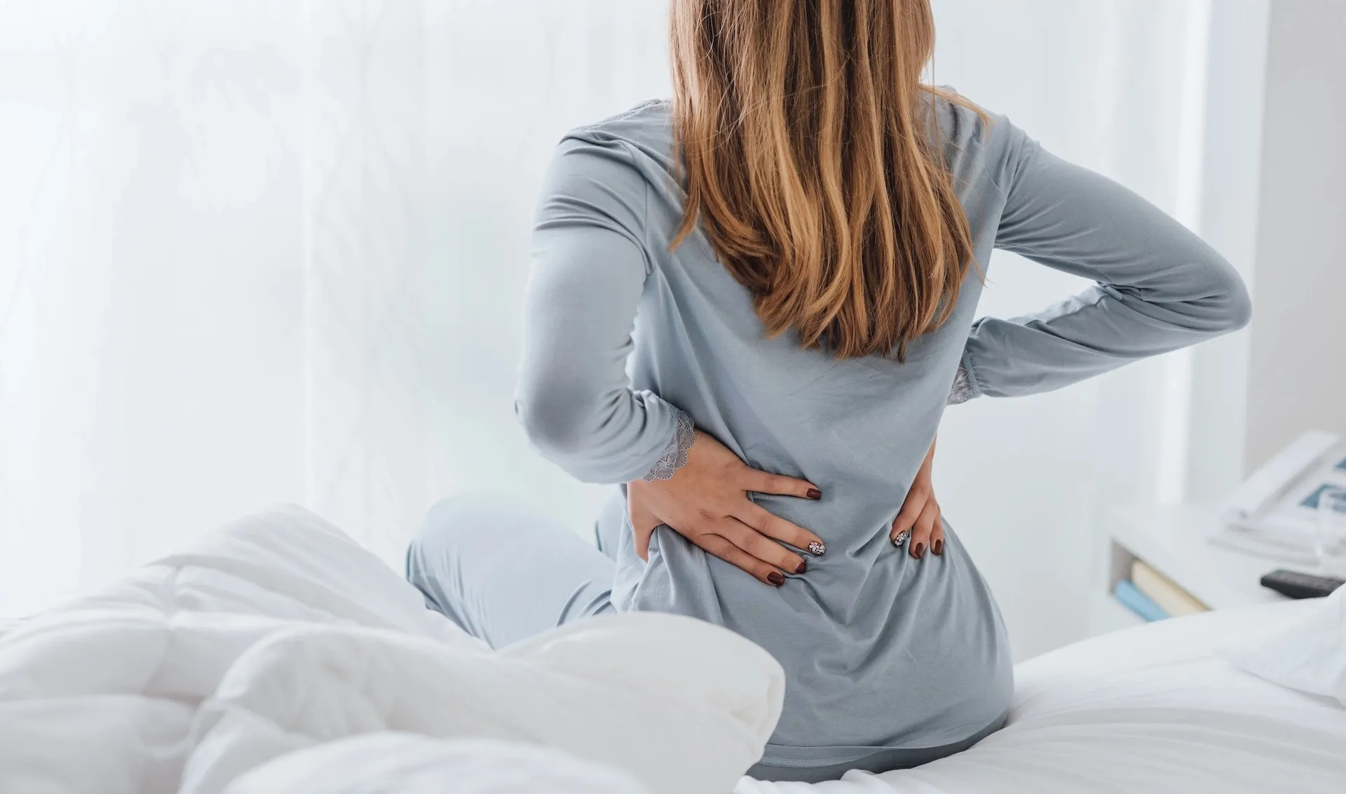 زن گرفتن کمر در تخت