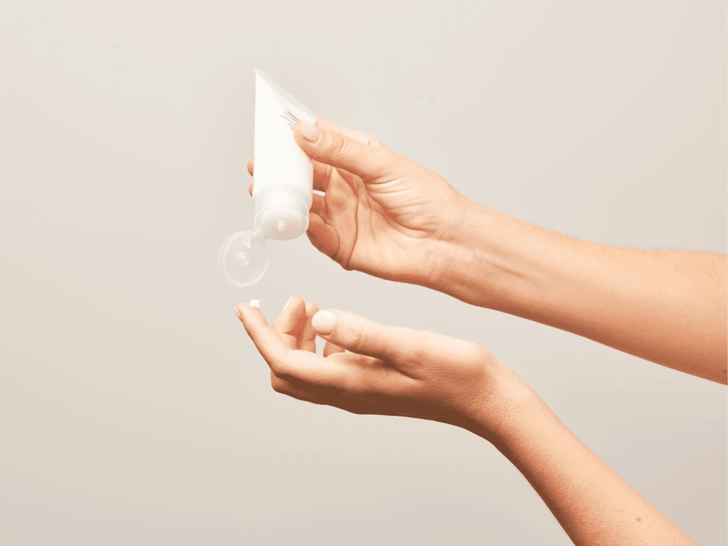 ریختن کرم روی دست