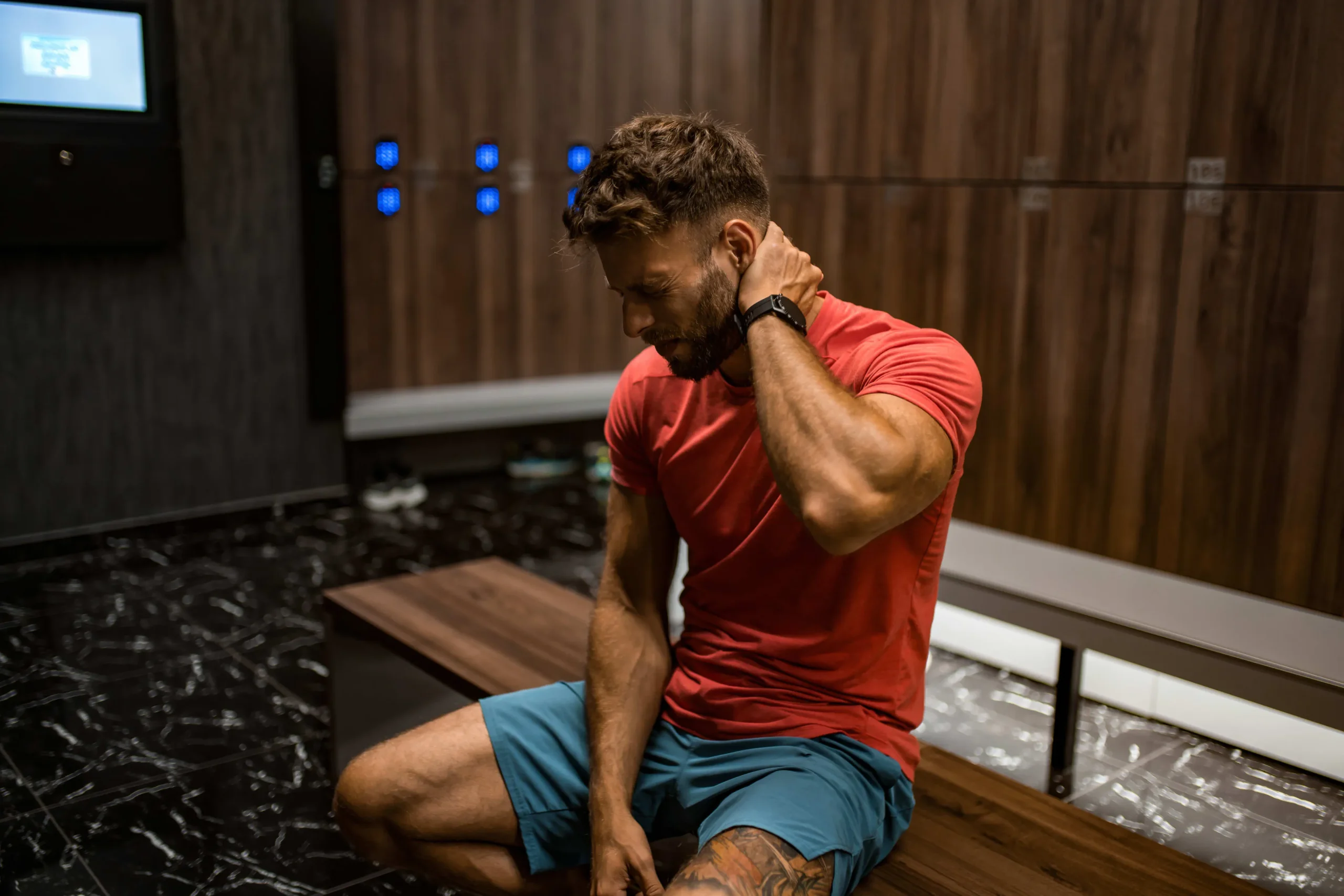 درد پشت گردن مرد در رختکن