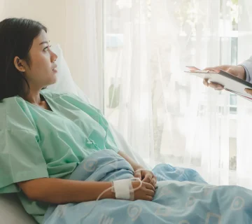 زن در تخت بیمارستانی